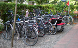 viele Fahrräder im Fahrradständer